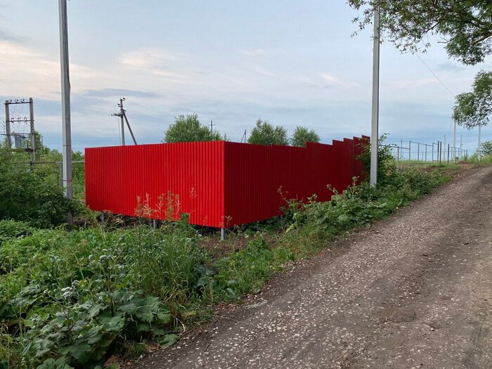 Красный самый заметный цвет. Легко будет ориентировать гостей :)