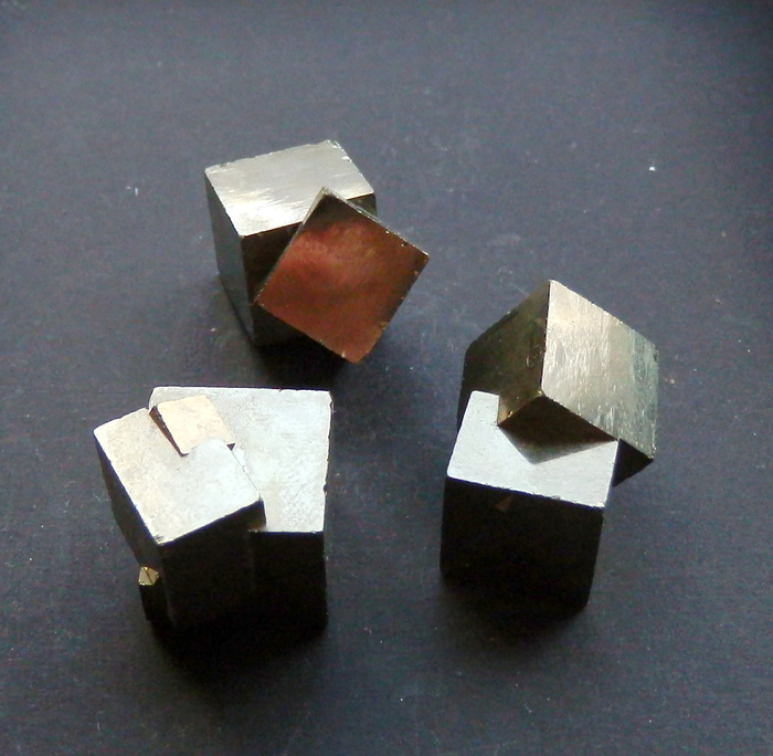 Сростки кубических кристаллов. Испания, Рио-Тинто.