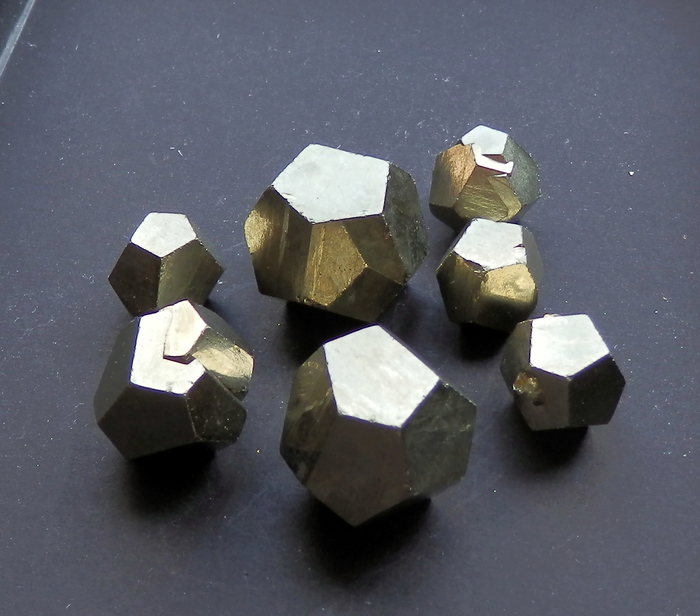 Другая распространенная форма пирита: пентагондодекаэдр ("пиритоид"). Испания, Ла-Риойя.