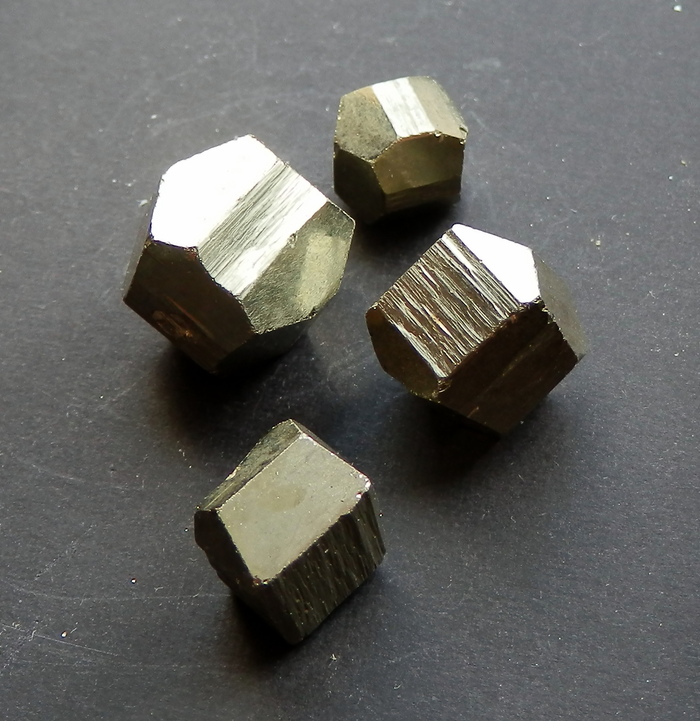 Комбинации двух простых форм: пентагондодекаэдра и куба. Испания, Ла-Риойя.