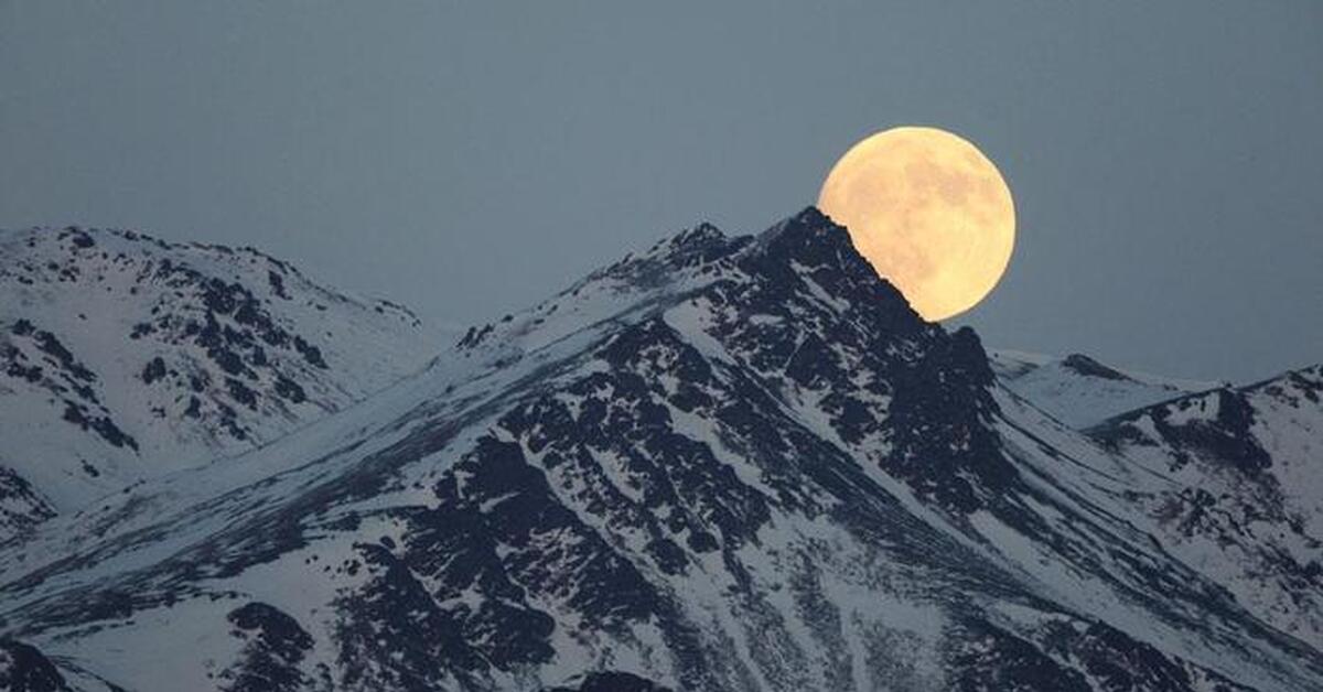 Mountains of the moon. Таганай и Луна. Таганай подставка для Луны. Таганай, гора подставка для Луны. Горы на Луне.