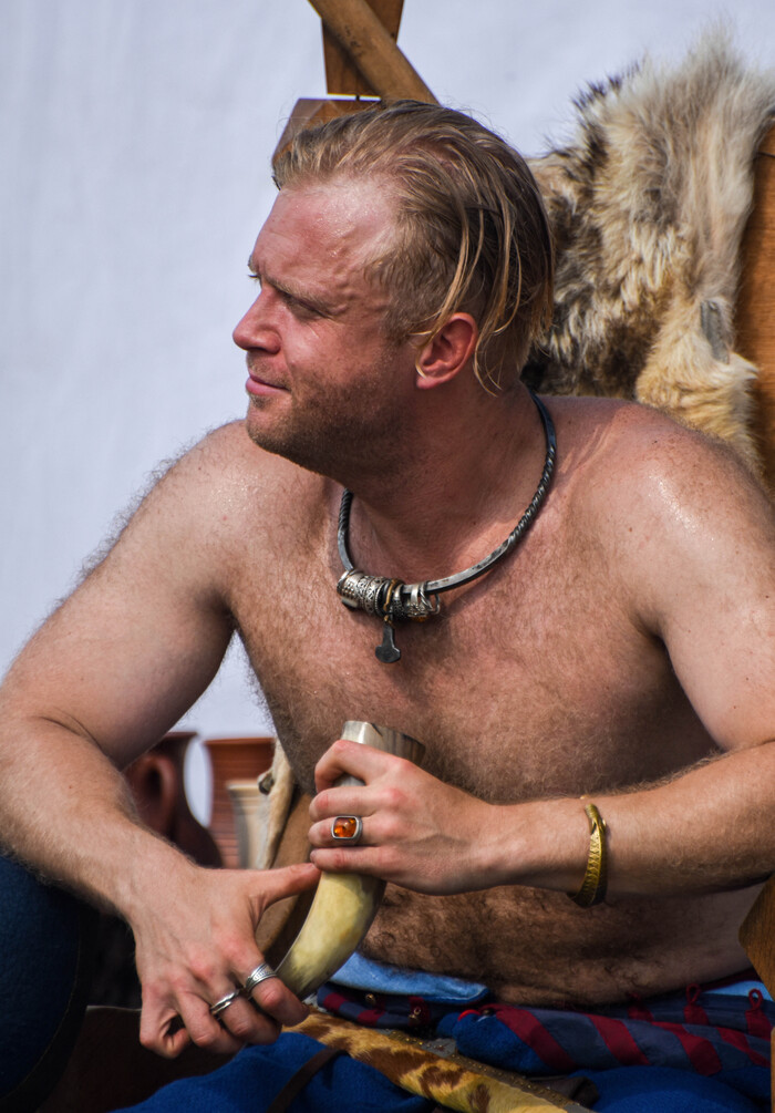 Чувак который почти весь день красовался и позировал для фото в различных пафосных позах.