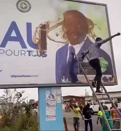 ...и вам лучше не знать, чем замазано лицо президента.