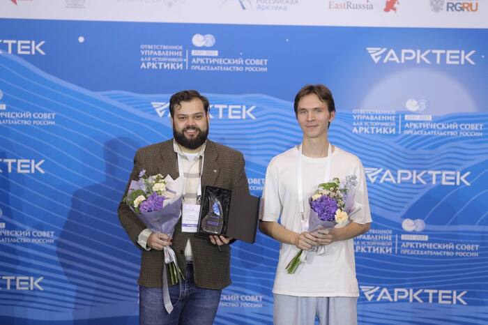 Бородатый слева — это я, красивый справа — наш фронтендер Никита. Да, нам подарили цветы