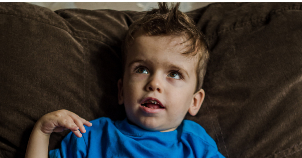 Артемий смеется, ему нравятся звуки гудка и стук колес | Пикабу