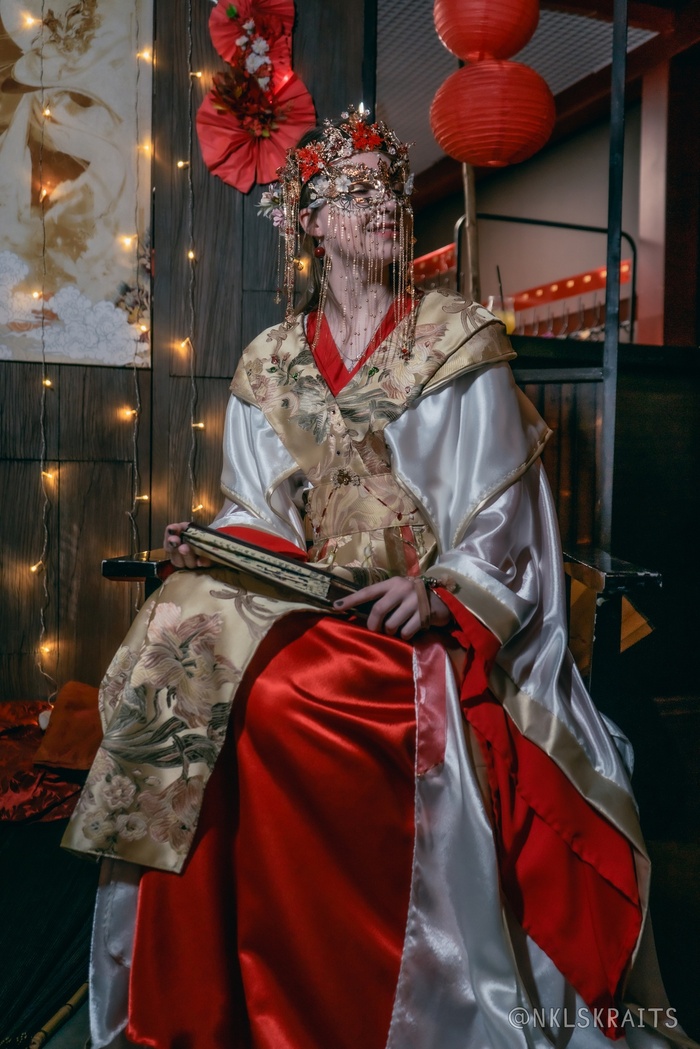 Бог войны, увенчаный короной из цветов