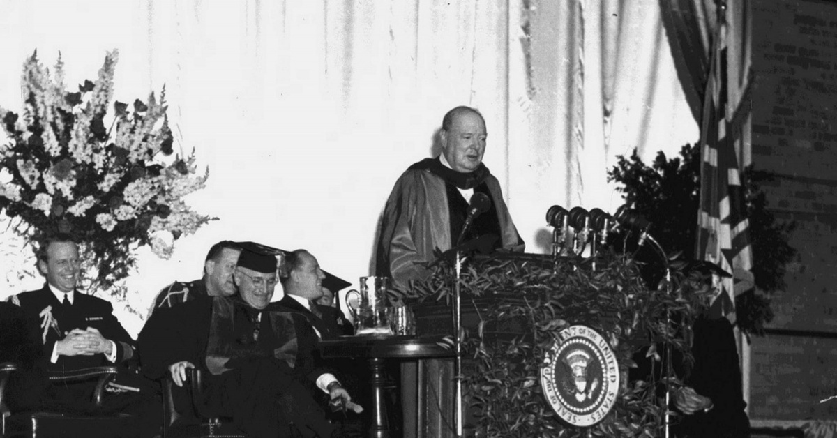 1 речь у черчилля в фултоне. Черчилль Фултонская речь 1946. Фултонская речь Уинстона Черчилля. Уинстон Черчилль 1946.