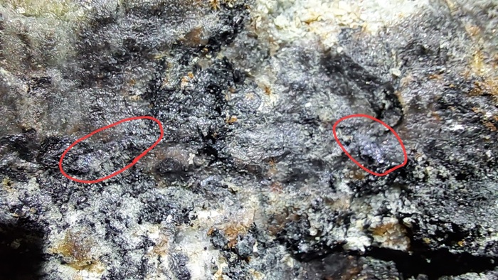 Молибденит обвел красным. Из-за недостатка света фото слегка смазано.