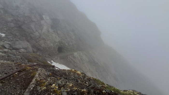 Вблизи видно остаток трубы, чуть подальше - вход.