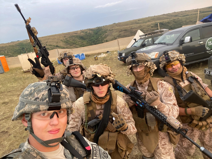 На этой фотографии можно разглядеть лучшую половину приехавшей на ISAF команды.