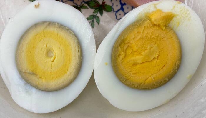 Ко всему прочему, отмечу, что оба яйца варились вместе, одинаковое время.