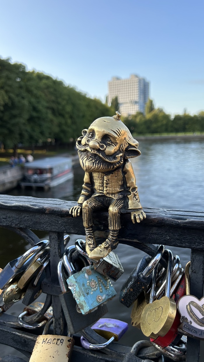 Дедушка Карл на мосту, соединяющим остров Канта и Рыбную деревню