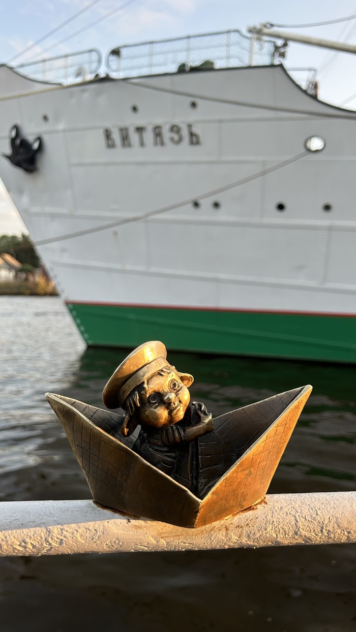 Малыш Витя рядом с судном Витязь