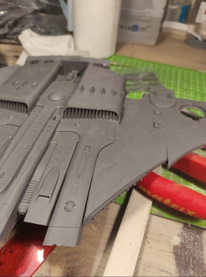 Подобные щели остались, после подгонки. Стачивать материал дальше я не решился, иначе не получится сохранить симметричность крыльев. В дальнейшем щели были затерты «зелёнкой» и шпатлевкой