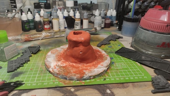 На фото непримечательный "шлепок" из скульптурной глины: основание для штыря, на котором будет стоять самолёт. Глина дополнительно армирована гвоздями, для большей жесткости. К слову, при проходе контроля в метро, это выглядит весьма занятно на рентгене и