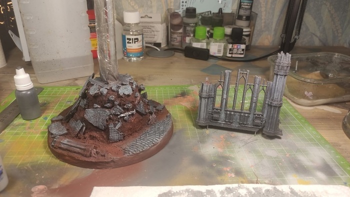 Первые слои краски, штырь уже вклеен в основание при помощи эпоксидной смолы