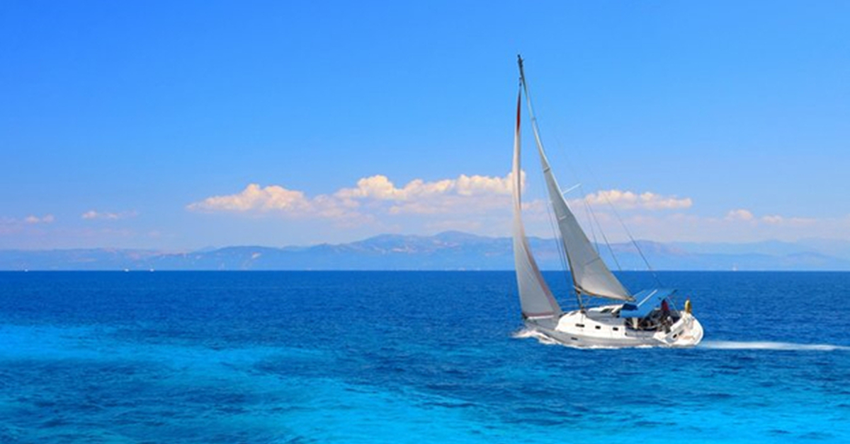 Море яхта