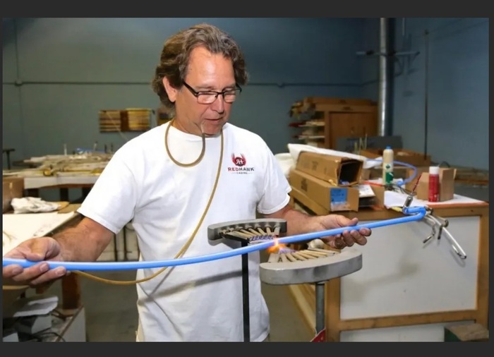 Фото 3. Мастер – стеклодув-неонщик. Интересная встречная горелка "немецкого" типа. Взято из сети.