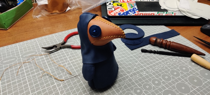 Чумной доктор в капюшоне. Похож на монашку....