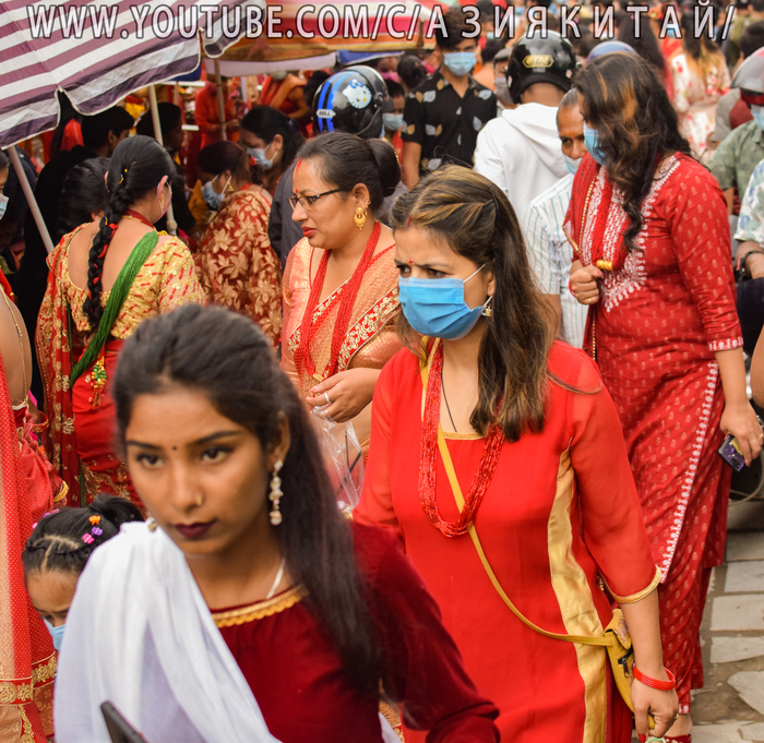 Обычные местные дамы во время одного из национальных праздников