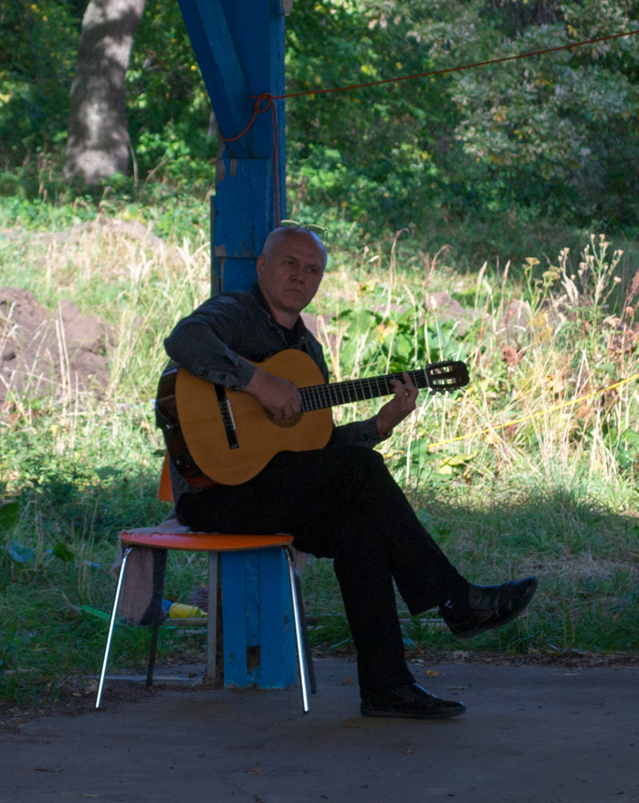 Близится вечер, гитаристы готовятся захватить сцену🙃