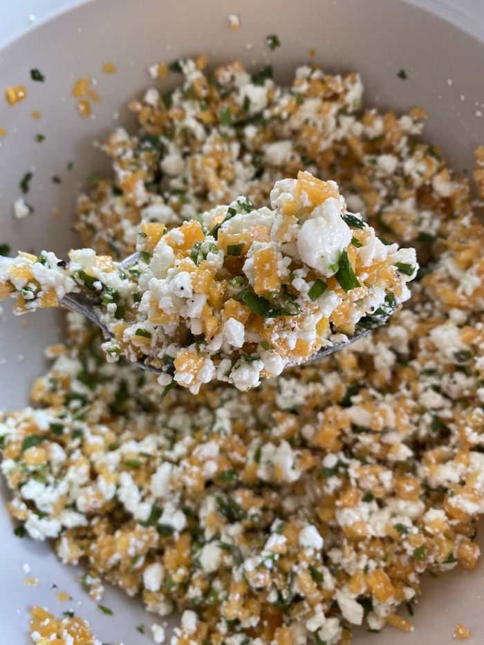 Выходит такая смесь. Масла я добавила от души, аж на дне собралось.