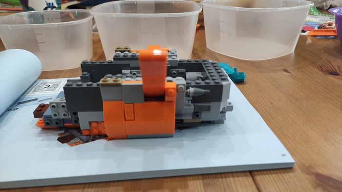 Второй шаг. Детали крыльев и часть обшивки корабля.