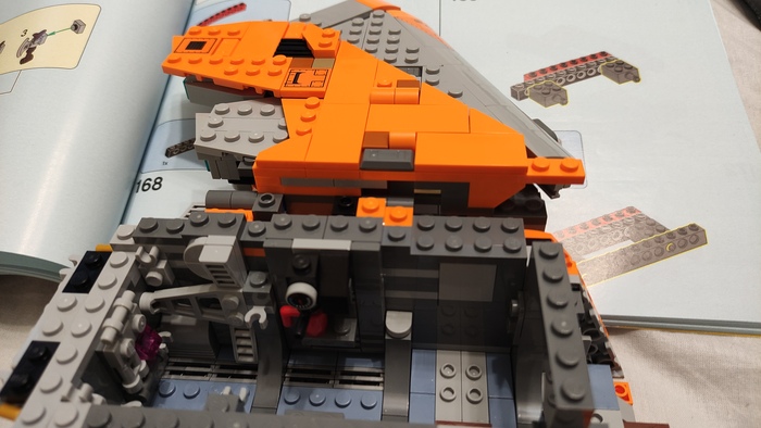 Левое крыло установлено на место.