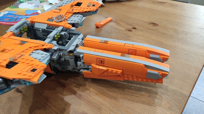 На десятом шаге собираем левую часть хвоста и устанавливаем.