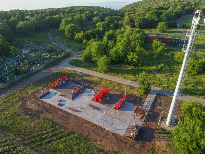 Вышки 5G облучают начинающих экстремалов, рано или поздно они окажутся за тем заборчиком :(