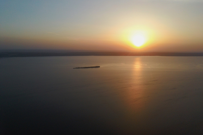 Волга затопила несколько сёл, остался лишь островок... Солнце, и то гаснет.