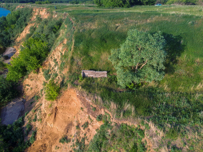 Руины разрушенного дома.