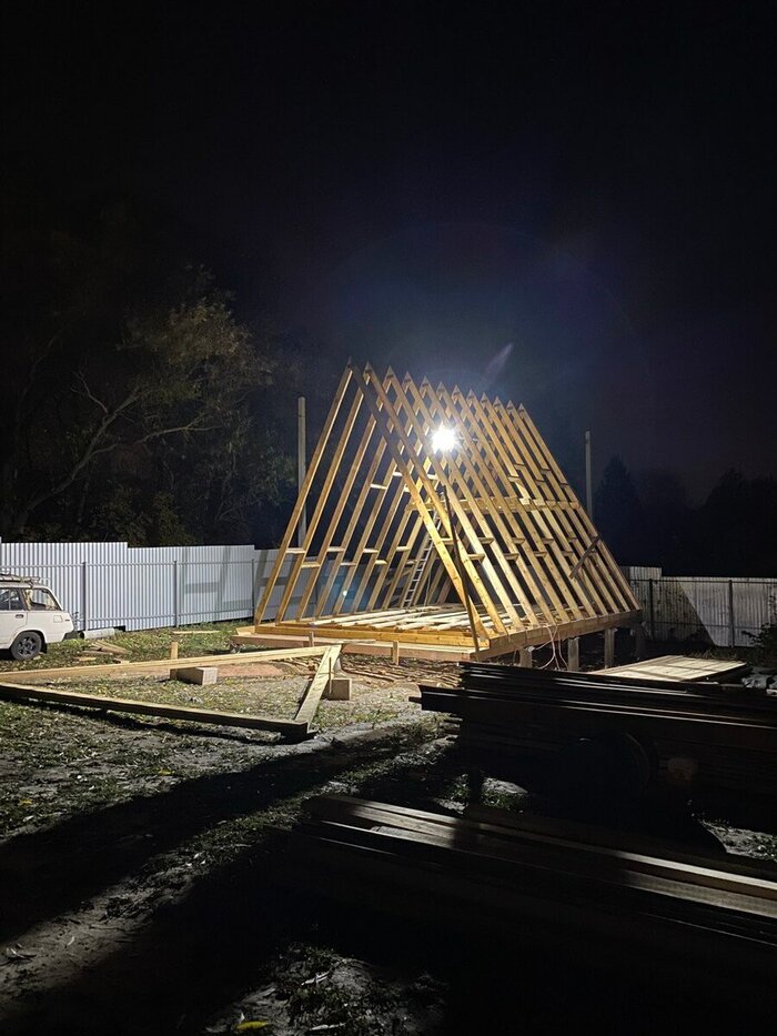 Собираем оставшуюся часть. На земле остатки рам. Всё обработано прозрачным антисептиком.