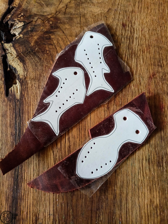 вырубаю отверстия с помощью молотка и пробойника