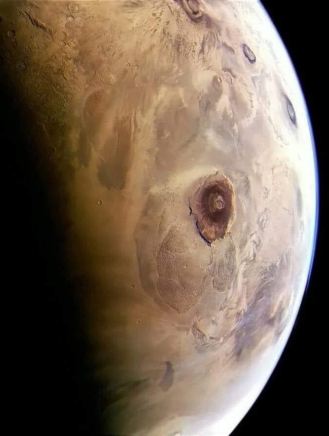 Потрясающий вид на Олимпг на Марсе из космоса. Фотография была сделана зондом «Надежда» Объединенных Арабских Эмиратов.