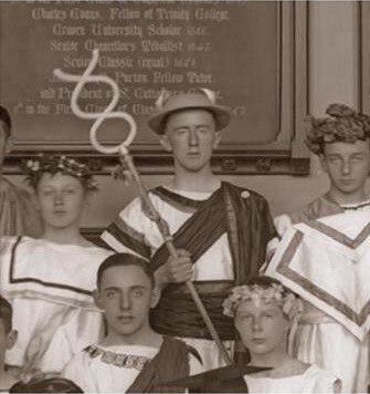 Юный Толкин играет Гермеса в школьном спектакле