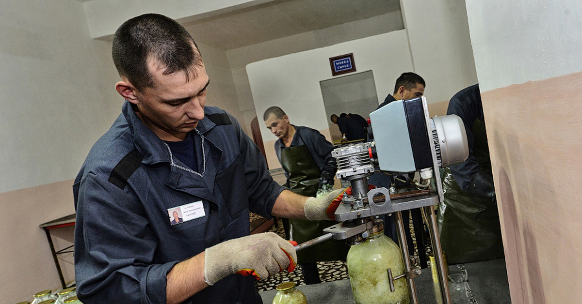 Заключенные на производстве. Что производят в колониях. Что производят в колониях. Колония шитье. Что производят в колониях.