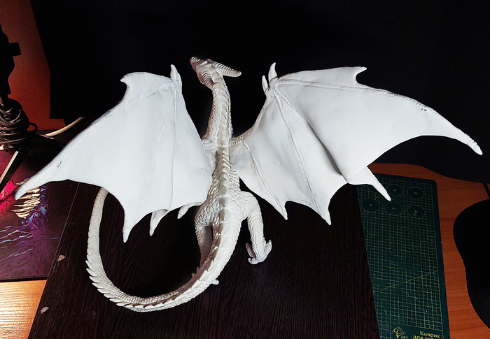 Самая сложная часть работы позади. Остаётся покрасить дракона. Мне нравится как выглядит ещё непокрашенная скульптура. А так как материла в целом получилось много, то решила выложить его отдельным постом.