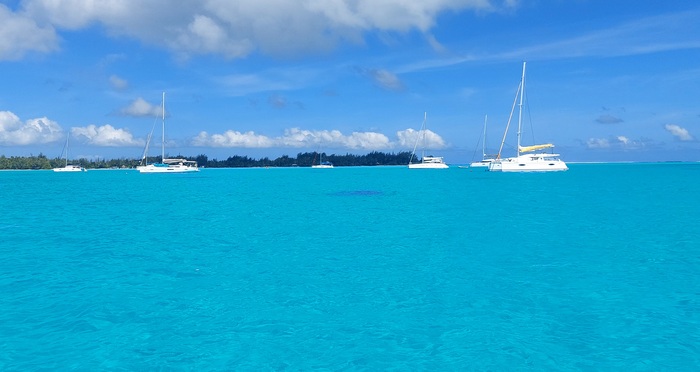 Вот в чем плюс яхт с коротким километров, так это то, что они могут без проблем на красивом мелководье стоять. Мы сюда не решились на лодке прийти