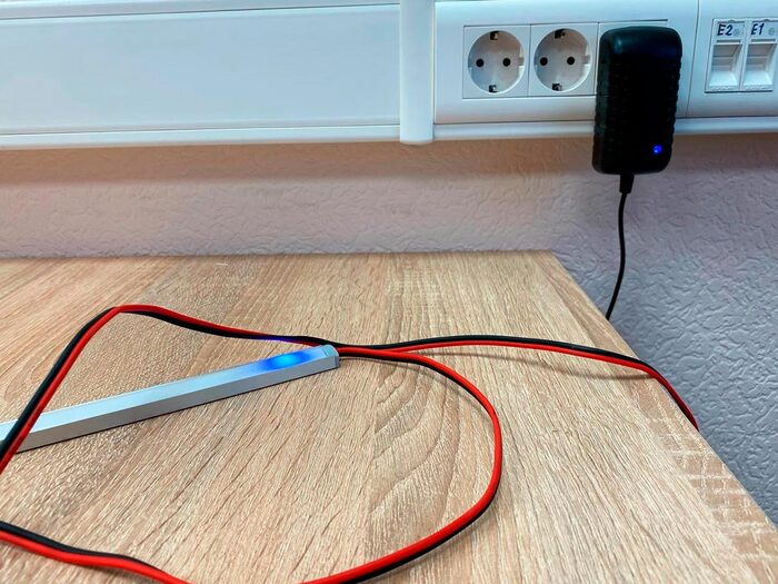 Подсветка с розеточным блоком питания.