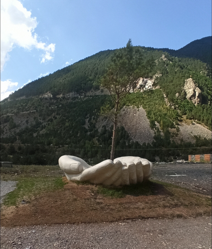 Арт объект Руки, справа по ул.Ленина