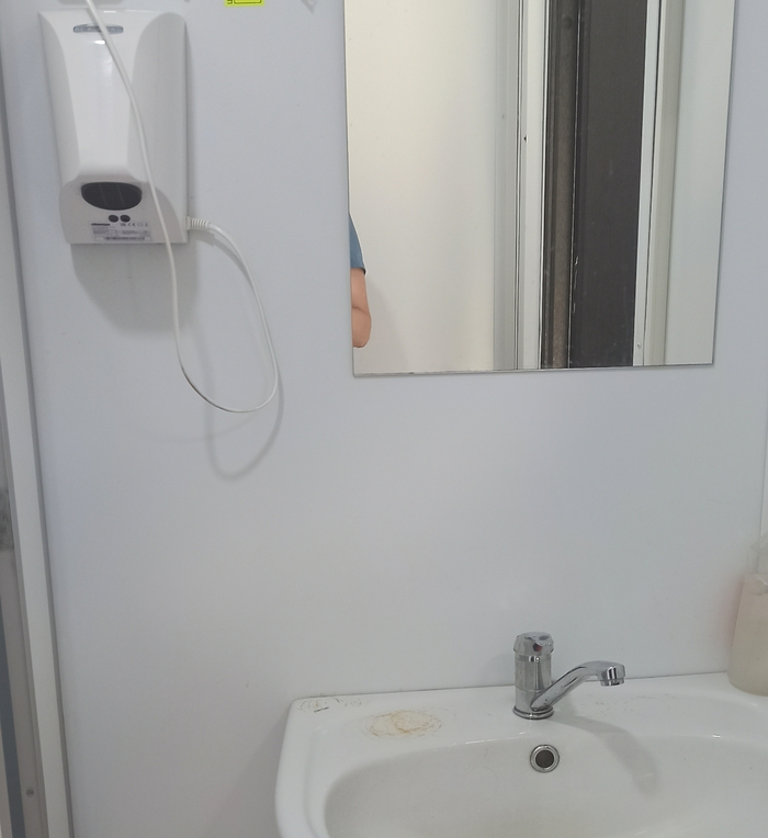 Есть жидкое мыло, сушилка для рук работает