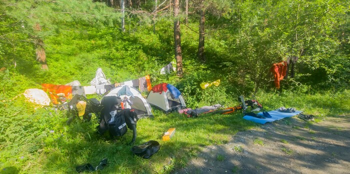 А это наш табор уже возле Майнской ГЭС, едем на Борус
