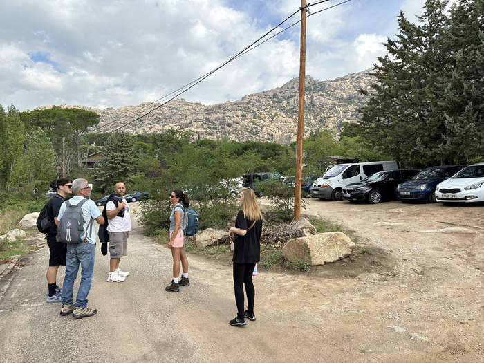 Дружелюбные испанцы объясняют жене, где начинается и заканчивается маршрут