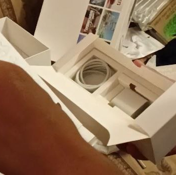 Провода и блок питания для зарядки не были ни во что упакованы, нет заводских упаковок