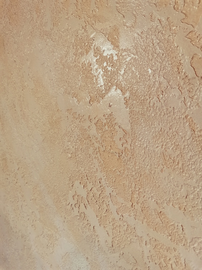 Декоративная штукатурка из полимерной шпатлёвки. Покрашена и залакирована.