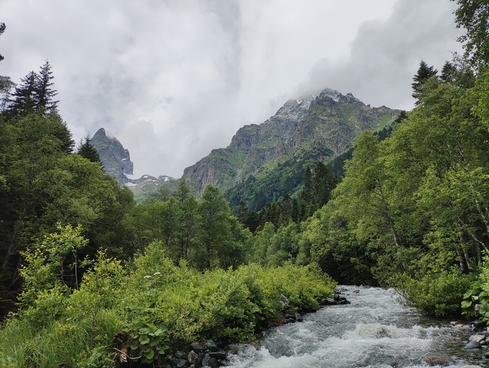 Река Малая Лаба. Пик Игольчатый Главный, пик Игольчатый Западный.
