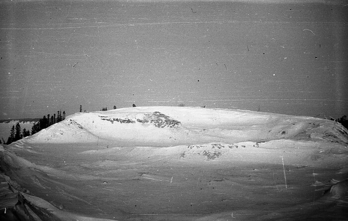 Карьер на месте древнего городища. Говорят, что здесь родился Заратустра. Брешут, небось.