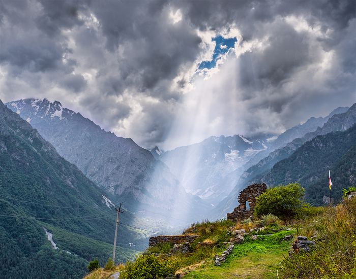 Деревушка в горах. Флаг Северной Осетии