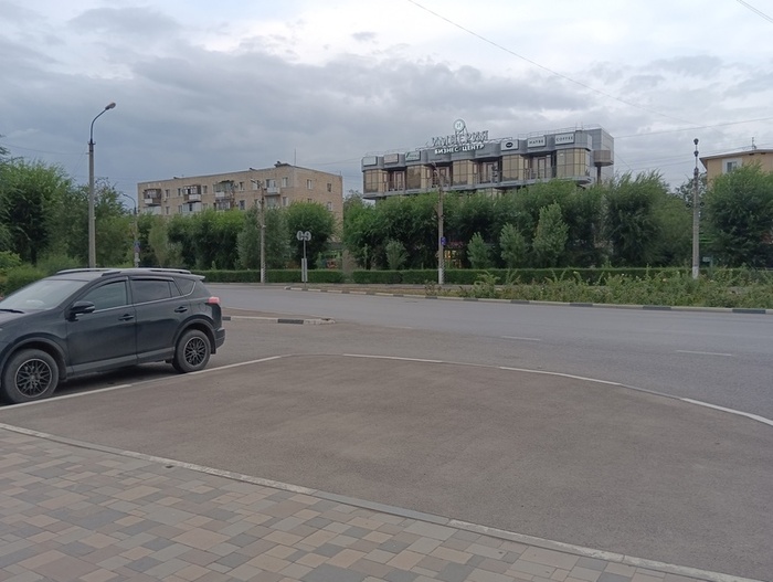 Довольно просторно и много зелени